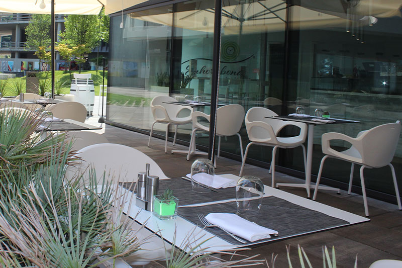Arredamento outdoor su misura per Enhorabuena Food & Wine a Vicenza, tra eleganza, comfort e modernità.