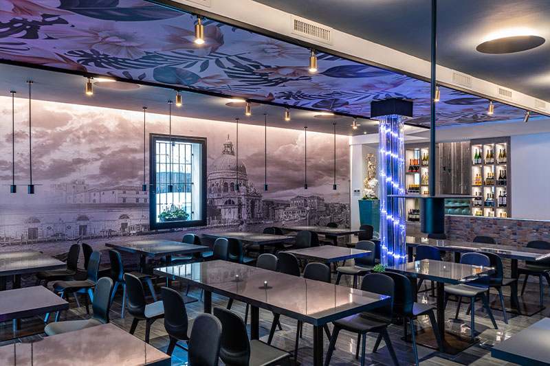 Arredamento su misura per un sushi bar dallo stile unico a Vicenza, tra eleganza, comfort e materiali di qualità.