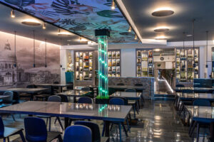 Interni del sushi bar a Vicenza con arredamento su misura in stile contemporaneo e accogliente.