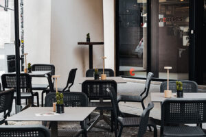 Progetto di arredamento completo per Vi Crepes a Vicenza, tra eleganza urbana e funzionalità contract.