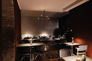 Arredamento su misura per Vi Crepes nel centro storico di Vicenza, tra design contemporaneo e architettura antica.