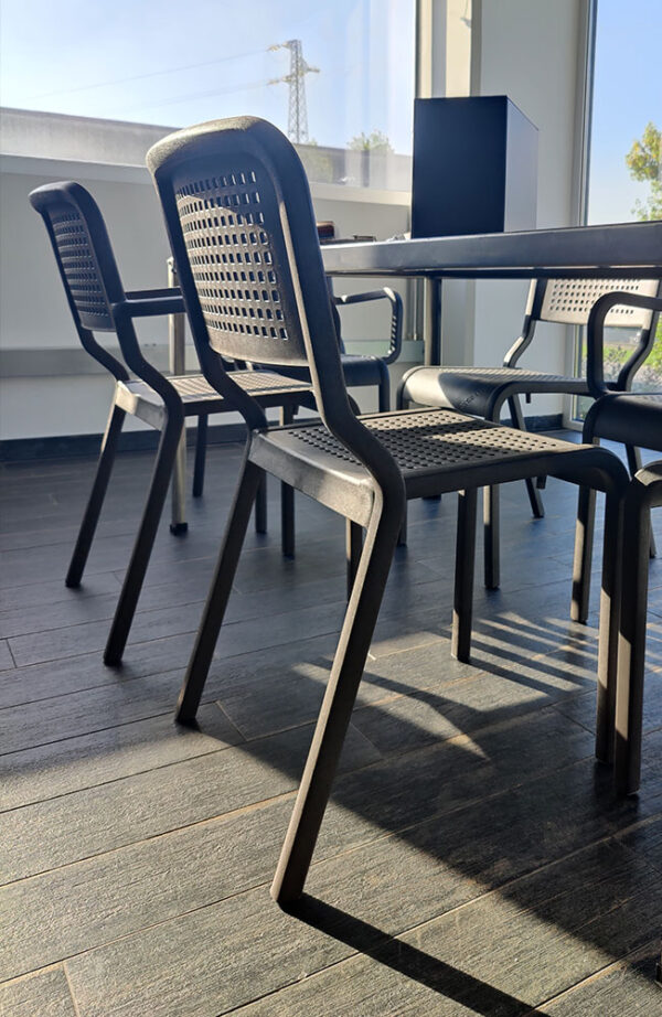 Sedia sostenibile in stile italiano, realizzata da PF Stile con materiali riciclati