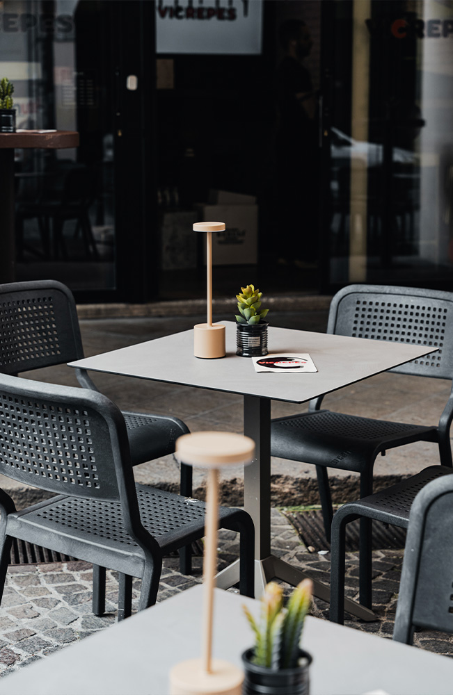 Sedia impilabile per esterni, ideale per terrazze e dehors di ristoranti