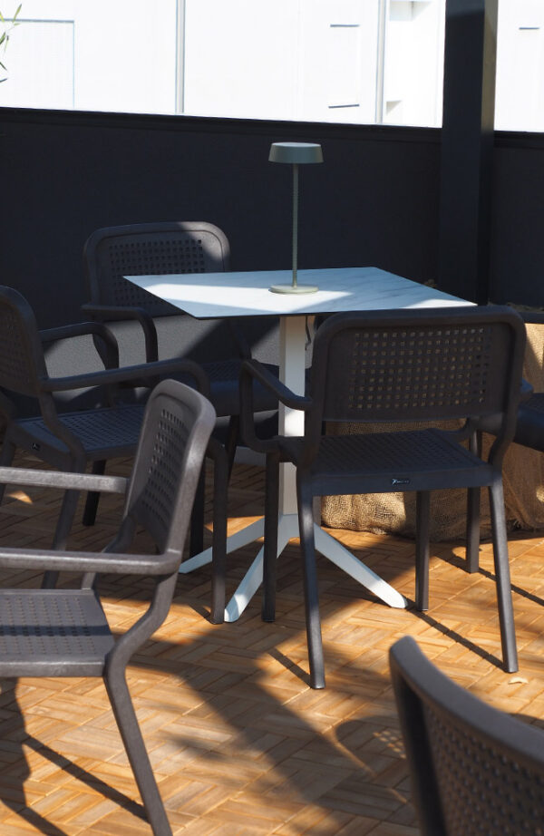 Sedia in tecnopolimero riciclato per uso intensivo in ambienti Ho.Re.Ca.