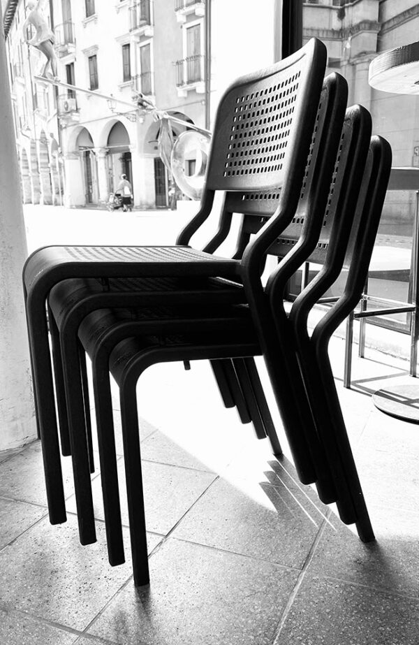 Sedie impilabili salvaspazio per bar e ristoranti, pratiche e versatili