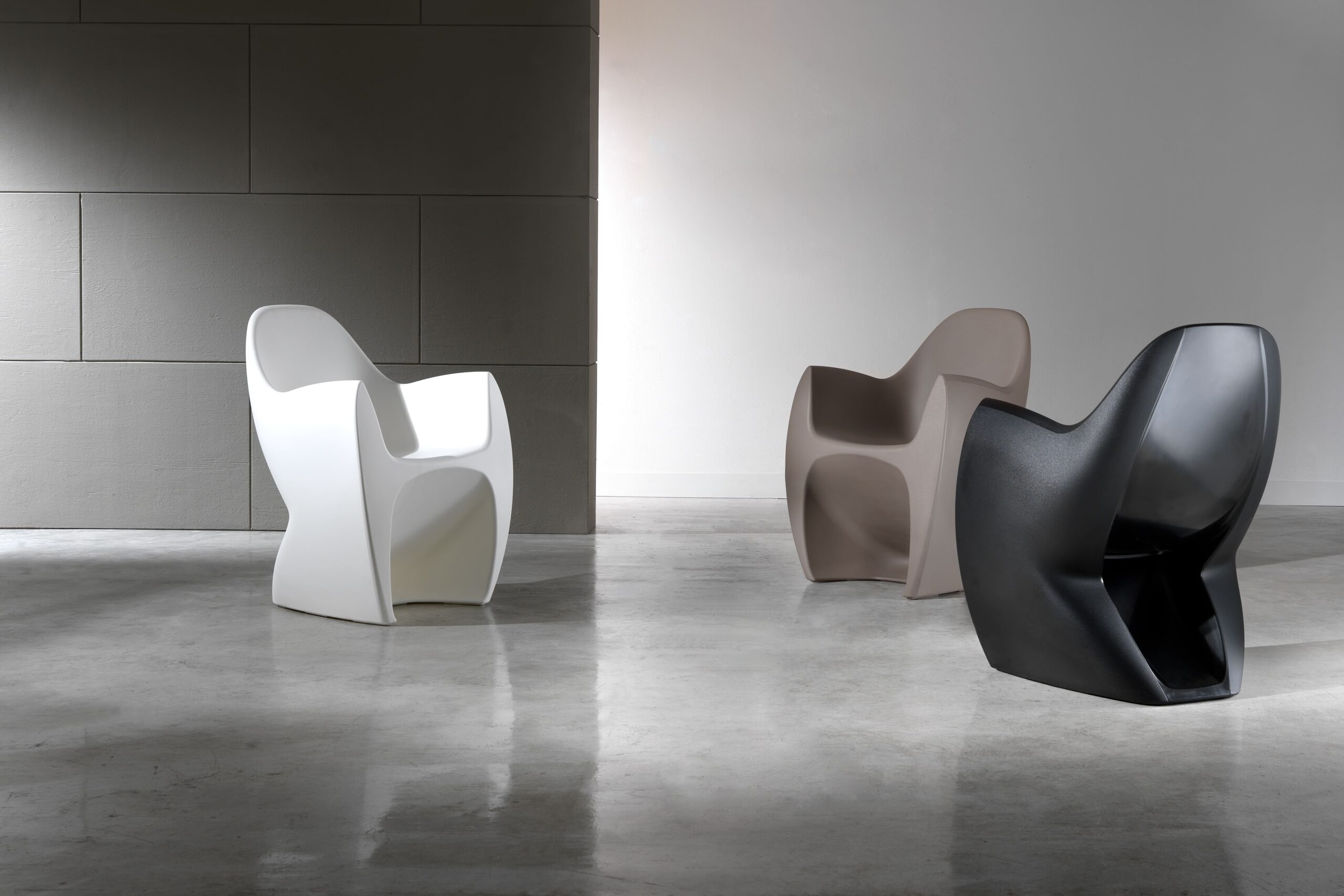 tavoli e sedie in polietilene per arredo di bar e ristoranti