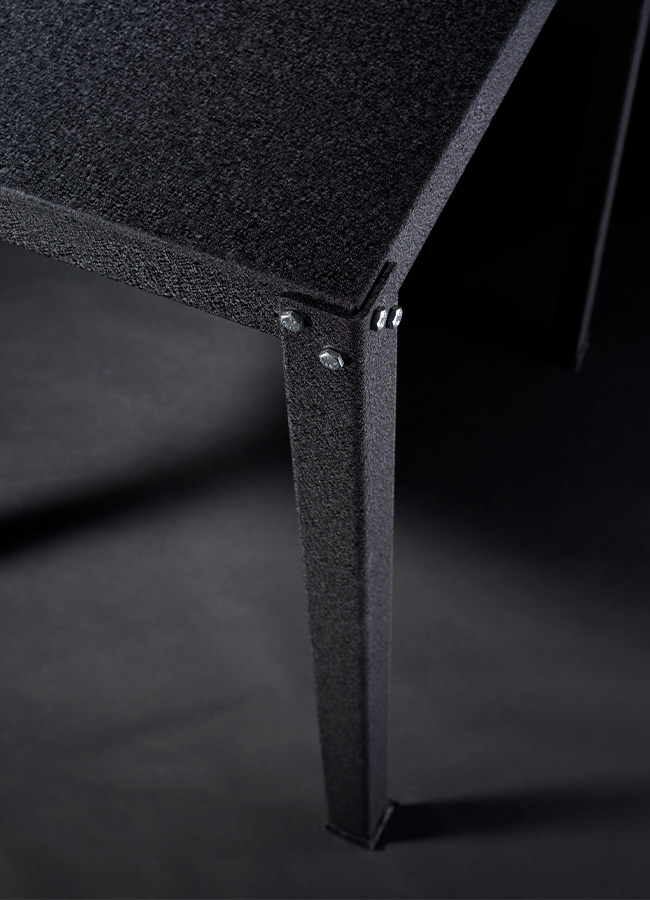 Tavolo in acciaio zincato con viti a vista, stile industriale contemporaneo