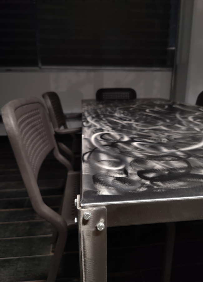 Tavolo industriale per bar e ristoranti, robusto e funzionale